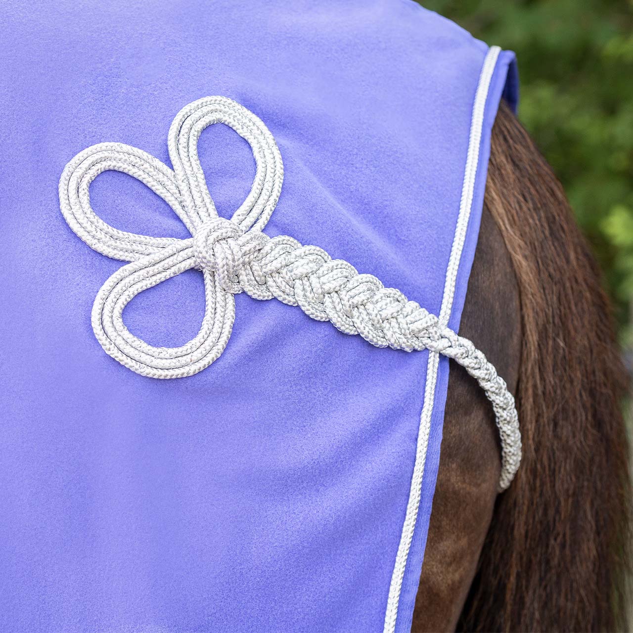 FLEECETÆPPE MED ORNAMENT - LILLA - Image 3