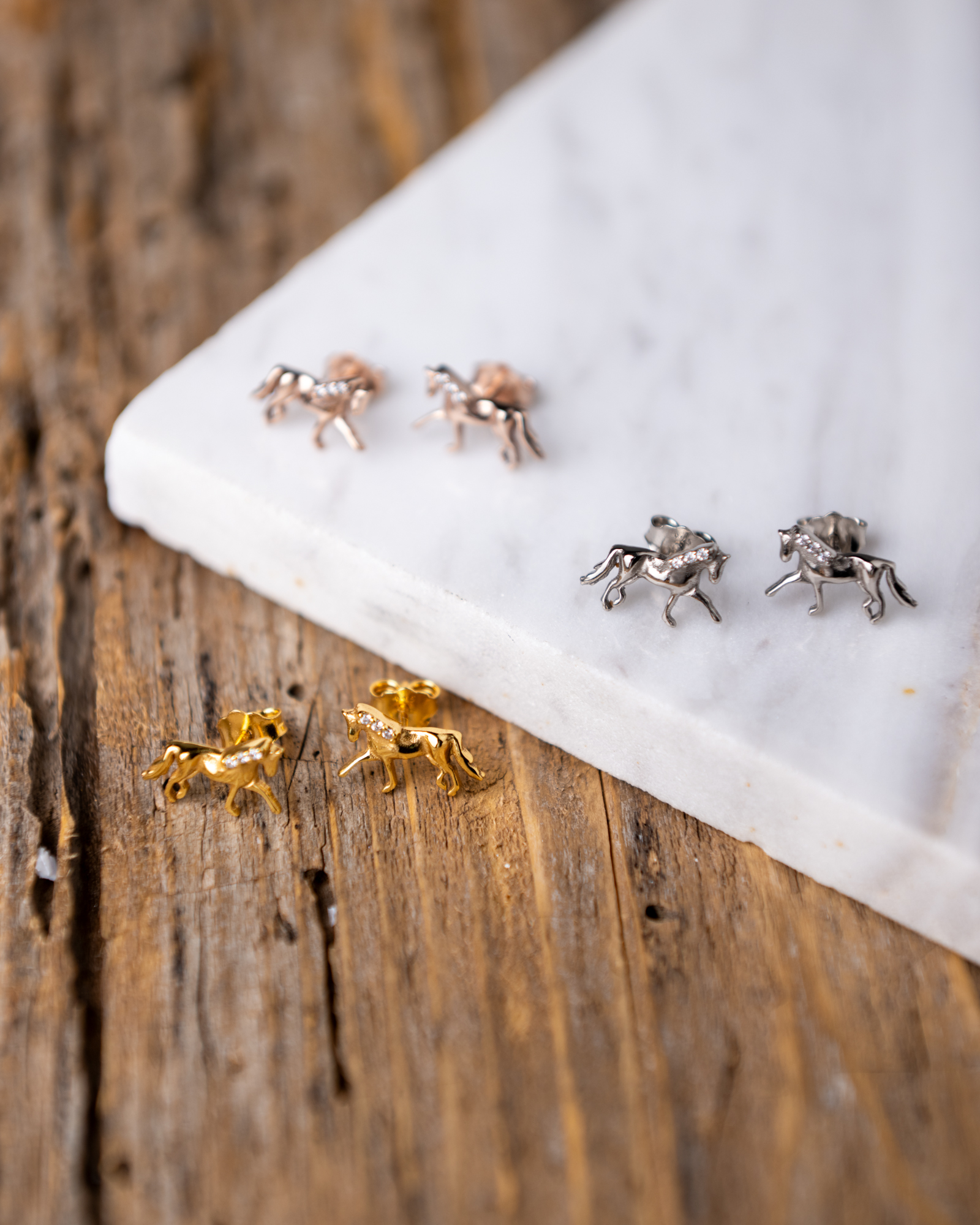 ØRERINGE - DRESSURHEST MED STEN